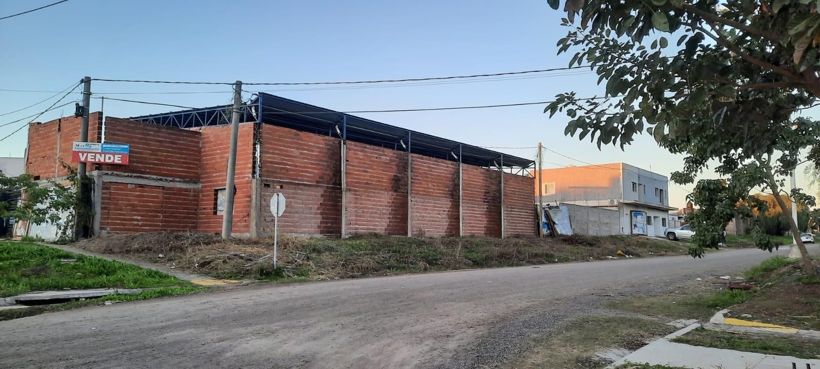 Imagen de la propiedad SALÓN / GALPÓN EN VENTA CON TINGLADO A TERMINAR – ESQUINA ESTRATÉGICA
